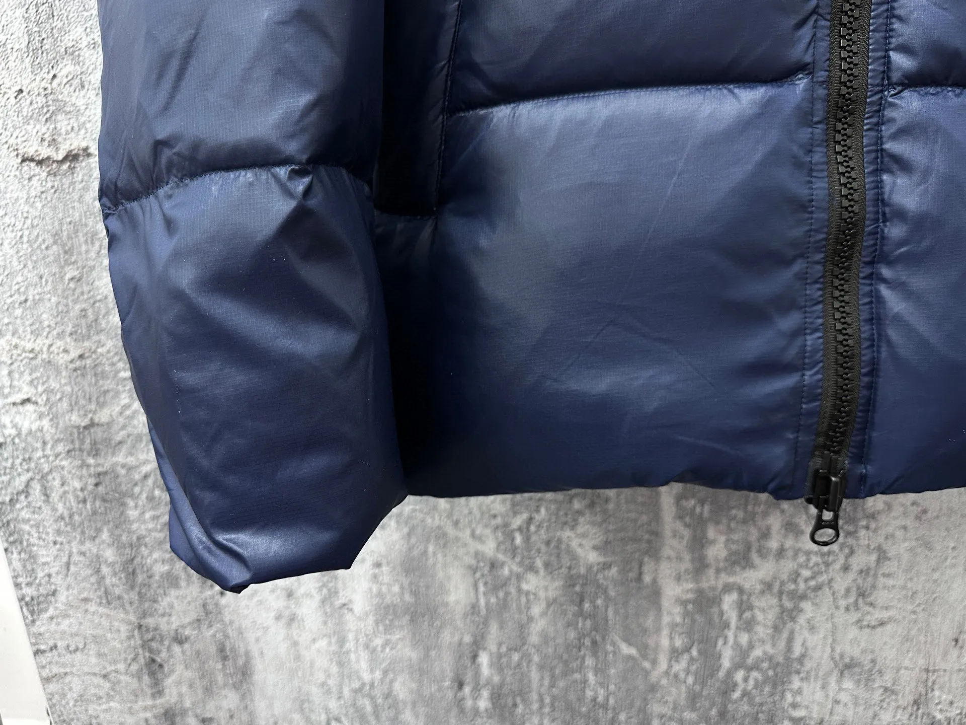 P780 [𝘾𝘼𝙉𝘼𝘿𝘼 𝙂𝙊𝙊𝙎𝙀] Canada Goose's limited new Crofton puff down jacket, top version, ceiling level Crofton soft loaf, 2024 latest style, cold protection effect up to level 4, using recycled Feather-Light tear-resistant fabric, ultra-light, no weight on the upper body at all! The unique black label highlights your temperament‼ ️ Canada Goose, a Canadian brand, has always been recognized as the warmest down jacket. Various Instagram celebrities, Internet celebrities, and celebrities often wear it for street photos. I make Canada Goose every year, but I still can't get rid of my love for it. No matter how cold the days are, there is no need to be afraid, because there is! Filled with 90% white duck down, it is the legendary warmest down jacket and is known as a must-have for Arctic outdoor sports! The most popular down jacket in the world, celebrities are rushing to buy it, it is a must-have!  Size: S~XXL